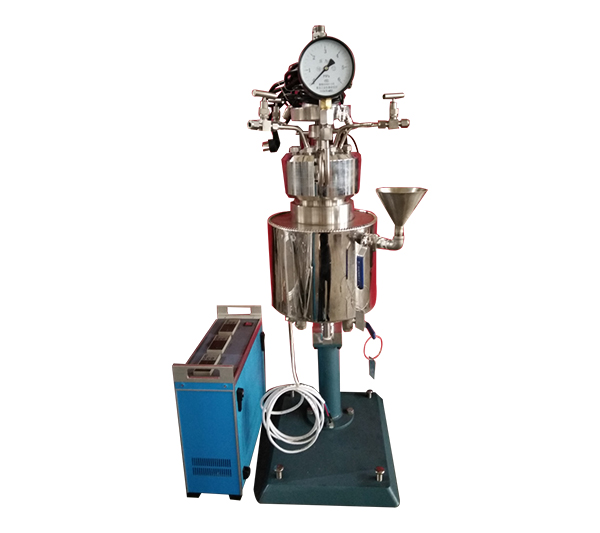 KCFD低壓系列--快開卡環結構-釜體下落、電加熱管加熱、翻轉出料正面照片