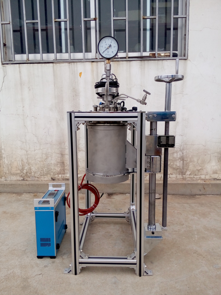 KCFD系列--加熱爐和釜體可下落、旋轉(zhuǎn)一邊1