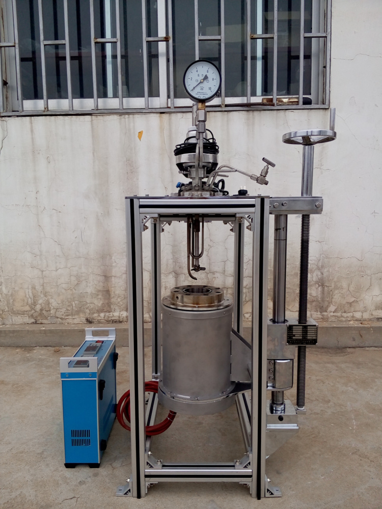 KCFD系列--加熱爐和釜體可下落、旋轉(zhuǎn)一邊2