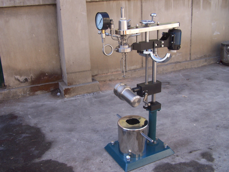 KCFD系列--快開(kāi)卡環(huán)結(jié)構(gòu)-釜體下落、翻轉(zhuǎn)出料側(cè)面照片